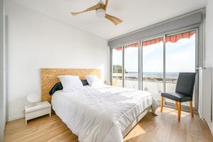 Gulta vai gultas numurā naktsmītnē Bright Apt With Balcony And Sea View