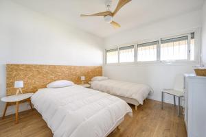 Gulta vai gultas numurā naktsmītnē Bright Apt With Balcony And Sea View +2 fotogrāfijas