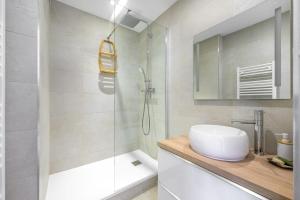Vannas istaba naktsmītnē Bright Apt With Balcony And Sea View