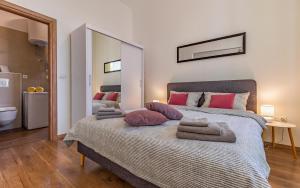 1 dormitorio con 1 cama grande y toallas. en Apartment Dream Pula - City Centre, en Pula