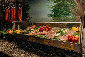 uma exposição de carne e produtos hortícolas numa mesa em Hotel Araiza Mexicali em Mexicali