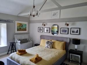 En eller flere senger på et rom på An Artist's Cottage