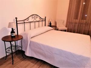 1 dormitorio con 1 cama y 1 mesa con silla en la Mafalda in Oltrepo, en Codevilla