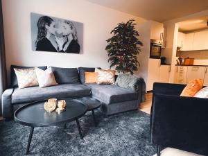 sala de estar con sofá y mesa en Bella's Place en Breda