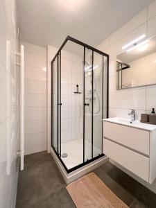 W łazience znajduje się prysznic i umywalka. w obiekcie Bella's Place w mieście Breda