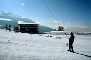 ピーラにあるHotel Chalet des Alpesの雪面の男