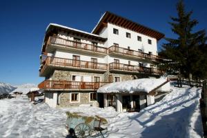 ピーラにあるHotel Chalet des Alpesの雪の大きな建物