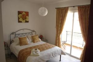 een slaapkamer met een bed en een groot raam bij The well-equipped luxury apartment Paphos Riviera in Paphos City