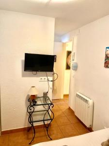 Televízia a/alebo spoločenská miestnosť v ubytovaní Habitación con Baño Privado en Cadaqués Centro, Casa Nou 1935