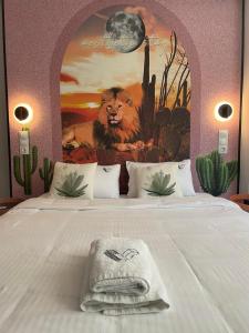un letto con sopra dipinto un leone di Valory #1,3 Aesthetic Stay a Salonicco