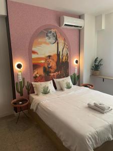 una camera da letto con un letto grande con un dipinto sul muro di Valory #1,3 Aesthetic Stay a Salonicco