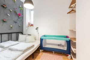 ブダペストにあるIndustrial Style Appartment with AC steps to Gozsduのベッド1台とテレビが備わる小さな客室です。