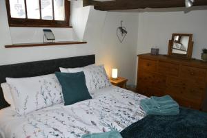 1 dormitorio con 1 cama con tocador y espejo en The Hideaway, en Alston