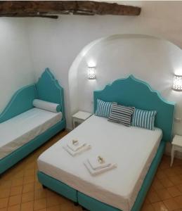 Pokój z 2 łóżkami i kanapą w obiekcie Il sogno di Wagner w mieście Ravello