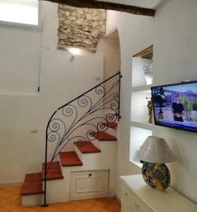 salon ze schodami i telewizorem w obiekcie Il sogno di Wagner w mieście Ravello +37 zdjęć
