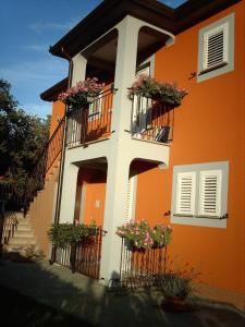 un edificio con 2 balcones con flores en Vila Bianca en Umag