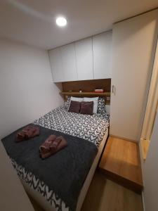 - une petite chambre avec un lit et deux oreillers dans l'établissement Anita, à Zaostrog