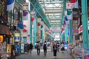 um grupo de pessoas andando por um shopping center em Takahashi Building 3rd and 4th floors - Vacation STAY 24477v em Musashino