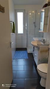 ein Bad mit einer Dusche, 2 Waschbecken und einem WC in der Unterkunft Schöne und gemütliche Wohnung in Bremen