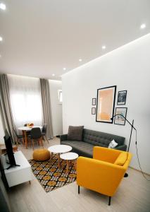 sala de estar con sofá y mesa en Apartman Kod Ane en Banja Koviljača