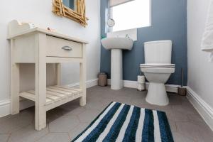 ein Bad mit einem WC und einem Waschbecken in der Unterkunft Hillside House - 2 Bedrooms parking WI-FI Hospital in Blackpool