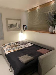 Un dormitorio con una cama grande y una ventana en Saunallinen huoneisto Kolilla, en Kolinkylä