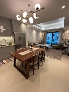 Kuchyň nebo kuchyňský kout v ubytování Apartment Fujairah