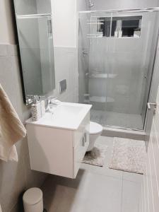 Ванна кімната в Cheerful 3-bedroom home in Zimbali Wedge Estate