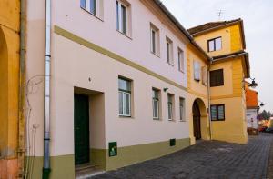un callejón en un casco antiguo con edificios en Stone Way Apartment, en Sibiu