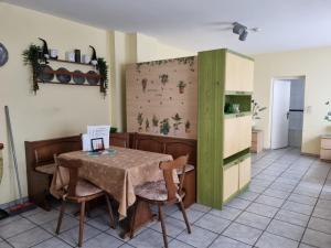 cocina con mesa y sillas en una habitación en Ferienwohnungen Ober-Mörlen en Ober-Mörlen