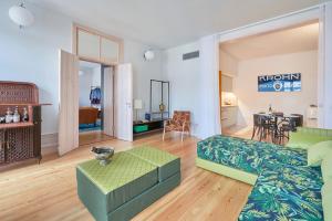 Cais Urban Lodge في لشبونة: غرفة معيشة مع أريكة وطاولة
