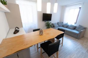 モリーナ・ディ・レードロにあるAppartamento Trentinoのテーブルとソファのあるリビングルーム