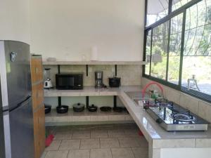 Cucina o angolo cottura di Beachfront Apartment Punta uva