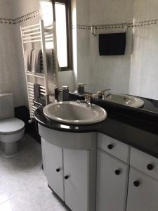 ログローニョにあるMoLARIOJAのバスルーム(洗面台、トイレ付)