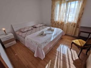 En eller flere senge i et værelse på Two-Bedroom Apartment in Vinisce I