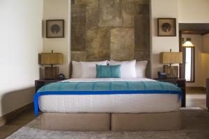 سرير أو أسرّة في غرفة في G Boutique Hotel at San Andres Peten