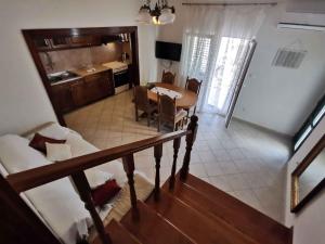 une cuisine et une salle à manger avec une table et une chambre avec une table dans l'établissement One-Bedroom Apartment in Vinisce I, à Vinišće
