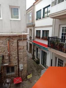 une vue sur une ruelle située entre deux bâtiments dans l'établissement Casa Traviesas, à Padrón