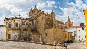 an old building with people standing in front of it at Porta Reguengos - Apartamento moderno Alentejo central in Reguengos de Monsaraz