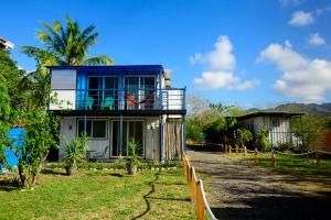 a house on the side of a road at Aparthotel Pelican's Surf Club in Nueva Gorgona