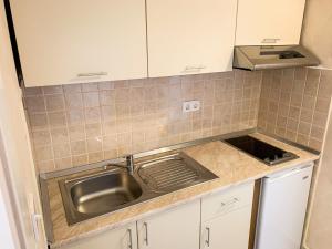 Kuchyň nebo kuchyňský kout v ubytování Apartments Gurman