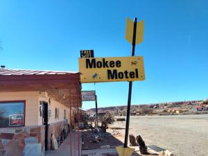 un cartel para un motel de música al lado de un edificio en Mokee Motel, en Bluff