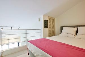 Un pat sau paturi într-o cameră la VIVIAN Art Apartments
