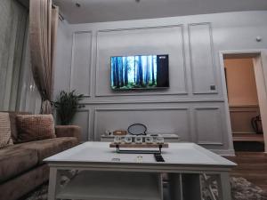 LUXURIOUS 3 BEDROOM APARTMENT: HEART OF WESTEND
