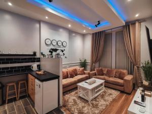 un soggiorno con un divano e un tavolo di LUXURIOUS 3 BEDROOM APARTMENT: HEART OF WESTEND a Glasgow