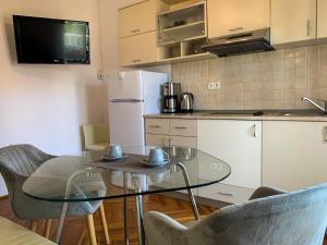 Kuchyň nebo kuchyňský kout v ubytování Apartments Gurman