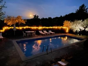 The swimming pool at or close to Casale Scola Cetona