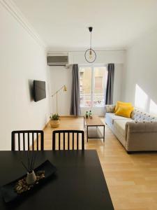 un soggiorno con divano e tavolo di Lovely apartment in the heart of Athens ad Atene