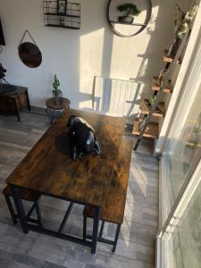 une table en bois avec un casque en haut dans l'établissement Le Rustique Vosgien, à Saint-Dié-des-Vosges