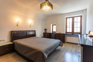 a bedroom with a bed and a dresser and a mirror at Apartament w Sercu Miasta in Elblag
